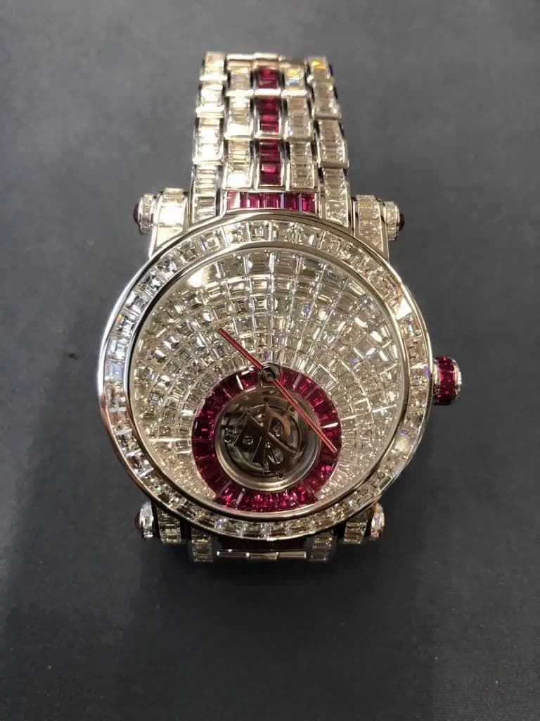 Throne Red Gallery Image 1